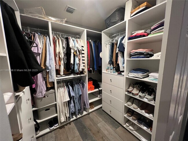 Building Photo - 1140 Cliffrose St