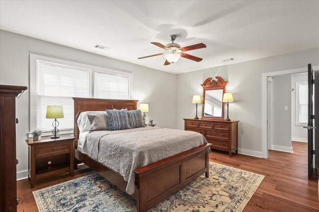 Building Photo - Short Term Only