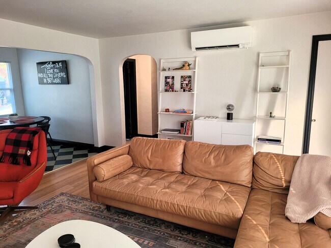 Building Photo - Charming Single-level Home, Fully Furnished + WIFI. Convenient NE Location! Pilot Butte, Downtown.