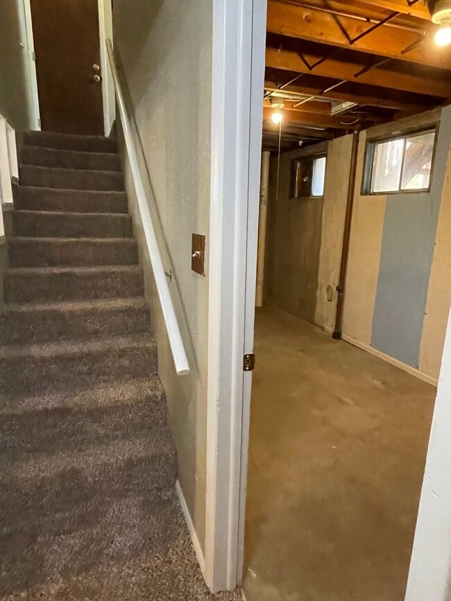 Building Photo - 4 Bed 2 Bath Home in great location West F...