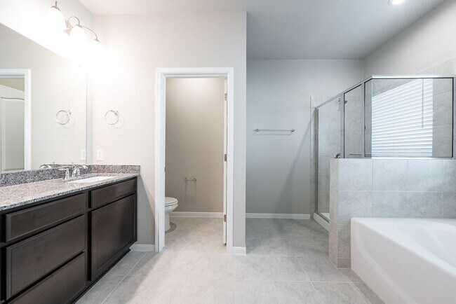 Building Photo - Stunning 4-Bedroom Home in Villages of Wes...