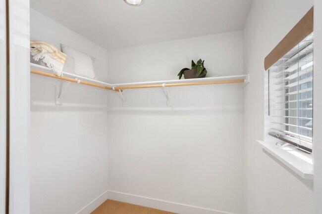 Building Photo - Gorgeous townhouse