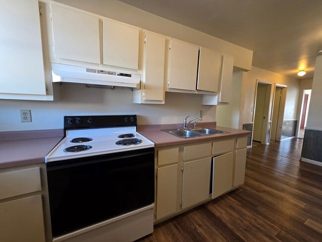 Building Photo - 1952 Roosevelt Ave