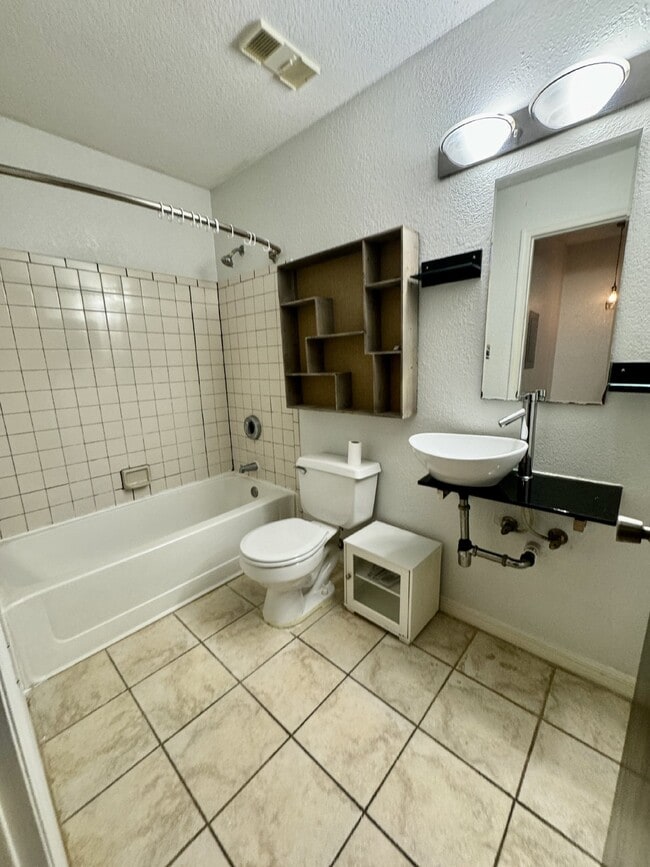 Building Photo - "Charming 1-Bedroom Retreat in St. Petersburg - Modern Comfort with 729 Sq Ft of Cozy Living!"