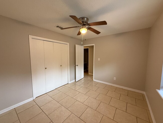 Building Photo - 2 Bedroom 1 Bath Duplex in Pace, FL!