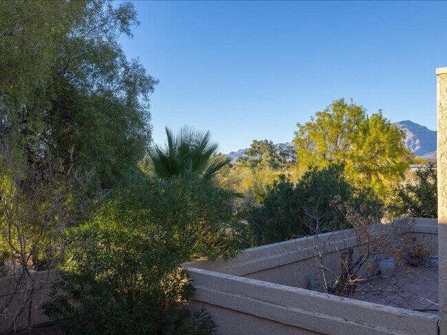 Building Photo - 3 Bedroom, 2.5 Bath