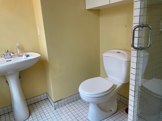 Building Photo - 33 Lawrence St