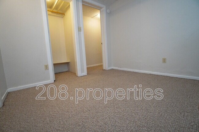 Building Photo - 2506 Woodlawn Ave