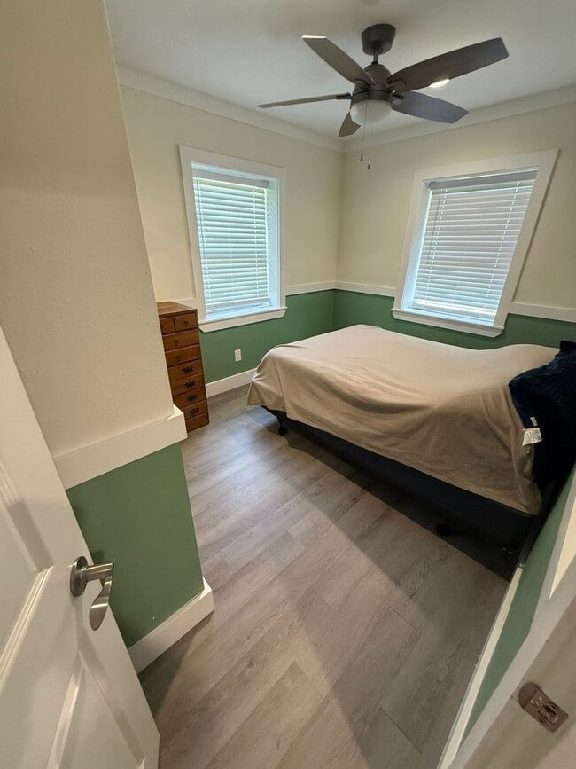 Building Photo - 4 bedroom 1 bath house with a large fenced...