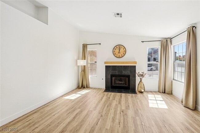 Building Photo - 7400 Queen Palm Dr