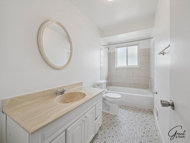 Building Photo - $1450 3 bedroom ranch