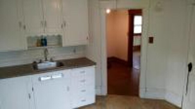 Building Photo - Charming 2-Bedroom Apartment in Cedar Falls – Great Location!