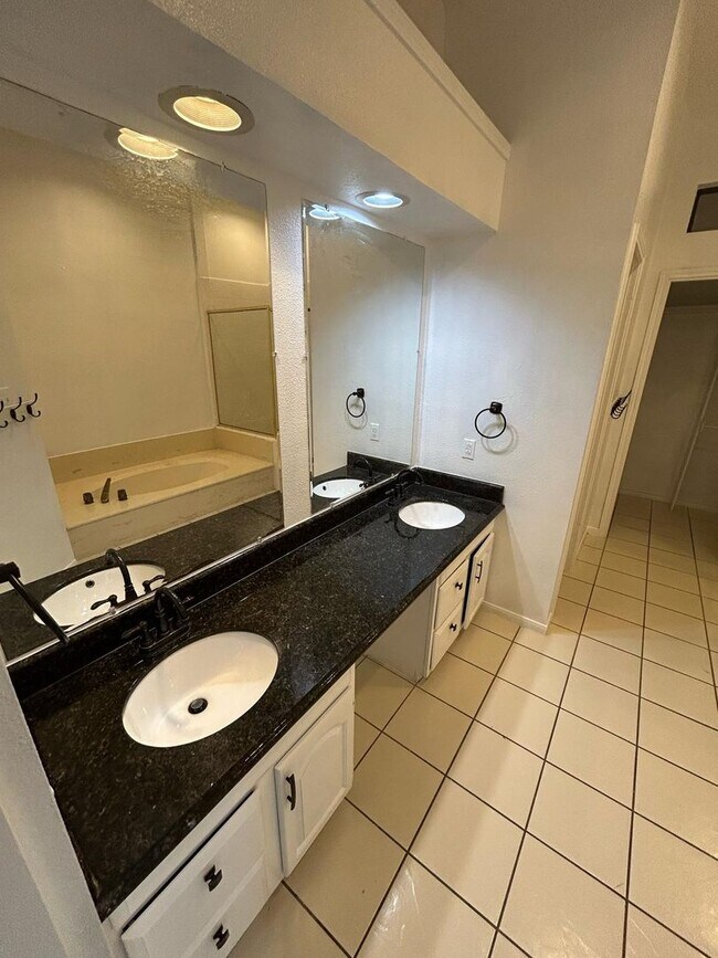 Building Photo - Ready to move in.....Fresh Paint and much more....