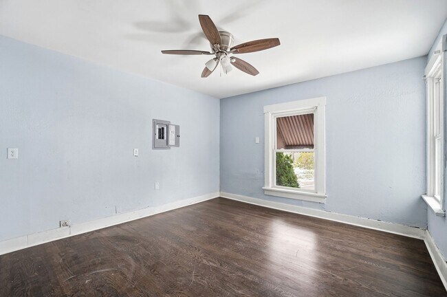 Building Photo - 44 5 Oaks Ave