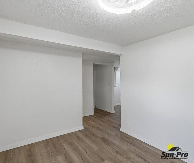 Building Photo - 215 Live Oak Ave