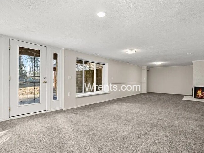 Building Photo - Your Own Slice of Spokane – 3BR/3BA Home West Plains Living - Bonus Shop available