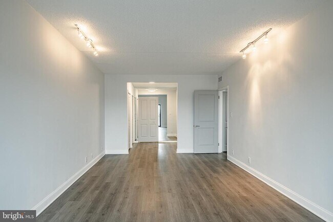 Building Photo - 21510 Valley Forge Cir