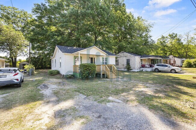Building Photo - FULLY RENOVATED 3-Bedroom Rental Home on Woodlawn Ave.-UNMATCHED COMFORT & CONVENIENCE!