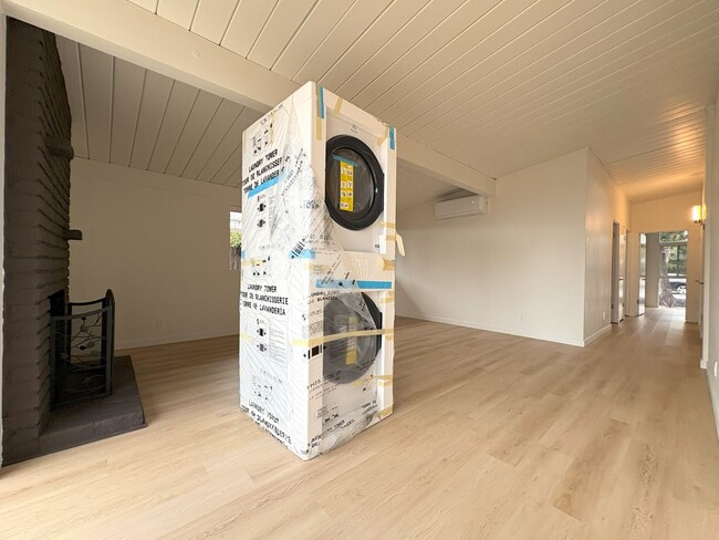 Building Photo - Newly Remodeled Single Family Home Available Now!