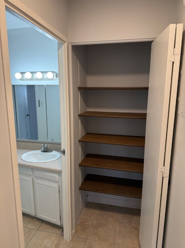 Building Photo - "Charming 1-Bedroom Condo Retreat in the Heart of Denver – Spacious 855 Sq Ft!"