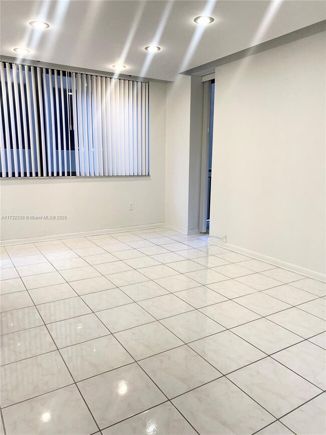 Building Photo - 540 Brickell Key Dr