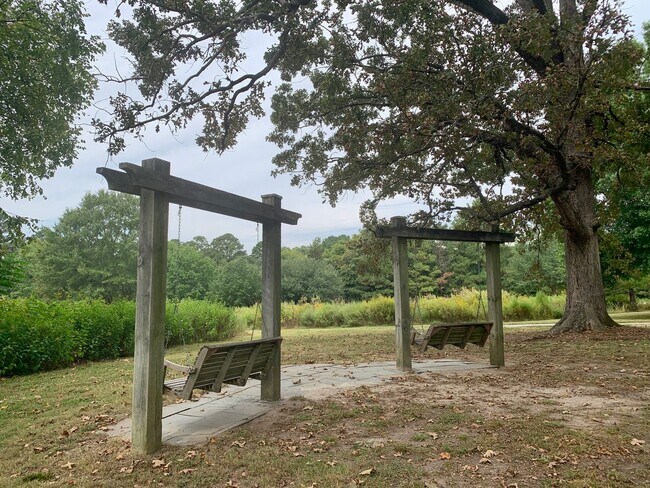 Building Photo - Wonderful Raleigh Townhome Convenient to I440 & I540, Huge Master Suite, Near Anderson Pointe Park!