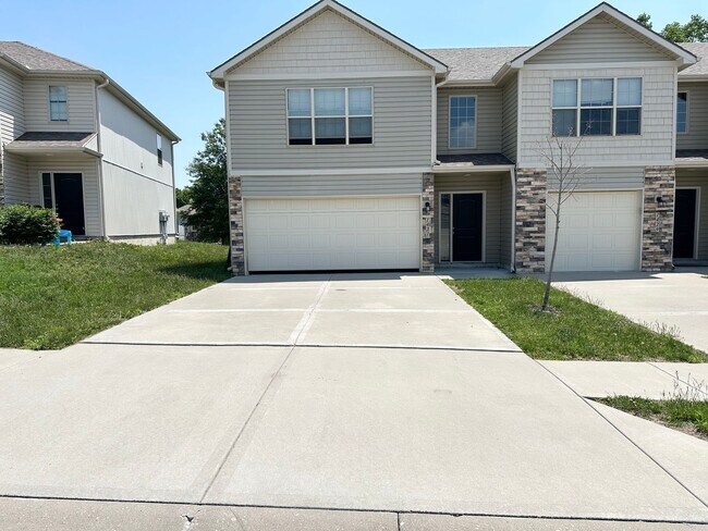 Building Photo - 3 Bed | 2.5 Bath | 2 Car Garage Townhome in Grain Valley w/ Special