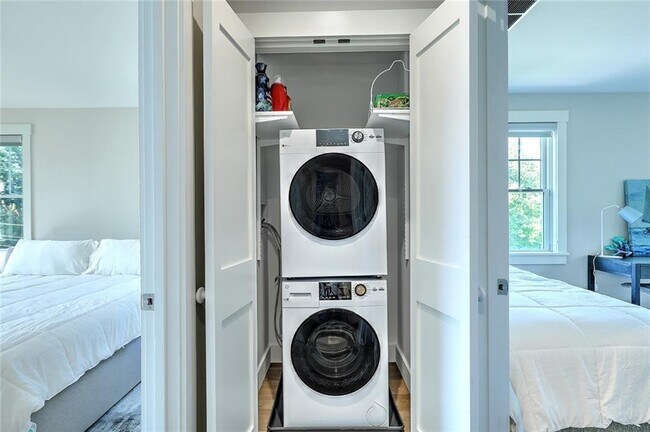 Building Photo - 137 Rosebriar Ave