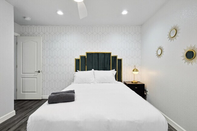 Building Photo - 521 E Robin Ct