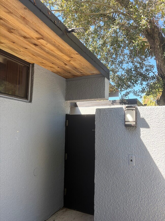 Building Photo - 6432 Sawmill Ln
