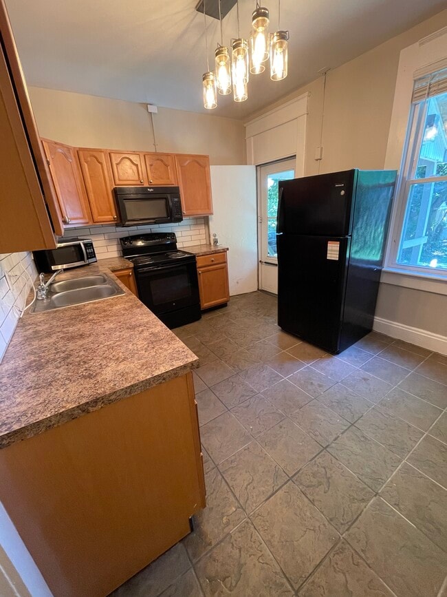 Kitchen - 400 Chittenden Ave