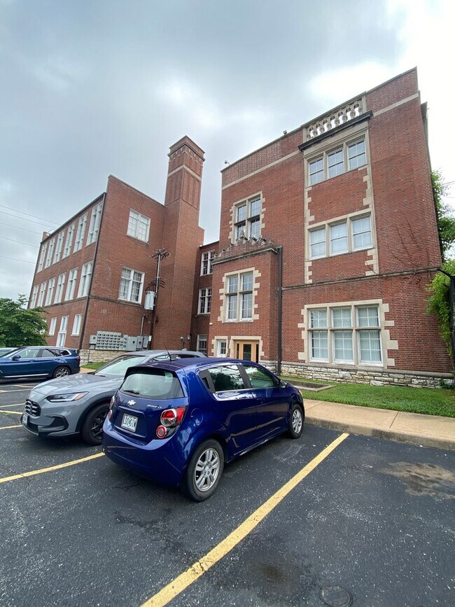 Building Photo - 1st Floor 1Bed/1Bath ALL Electric with W/D...