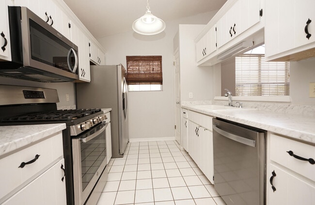 Building Photo - 243 Parkwood Cir
