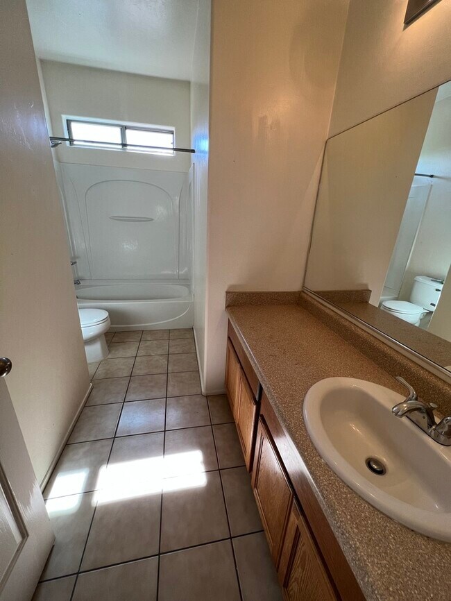 Building Photo - HOUSE FOR RENT