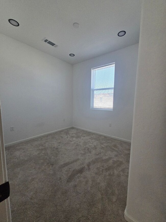 Building Photo - 3 BR 2.5 BA Available Now