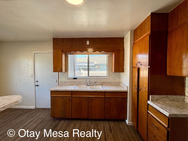 Building Photo - Charming 2-Bedroom Home with Expansive Out...