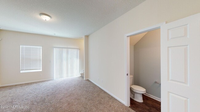 Building Photo - Inviting Townhouse