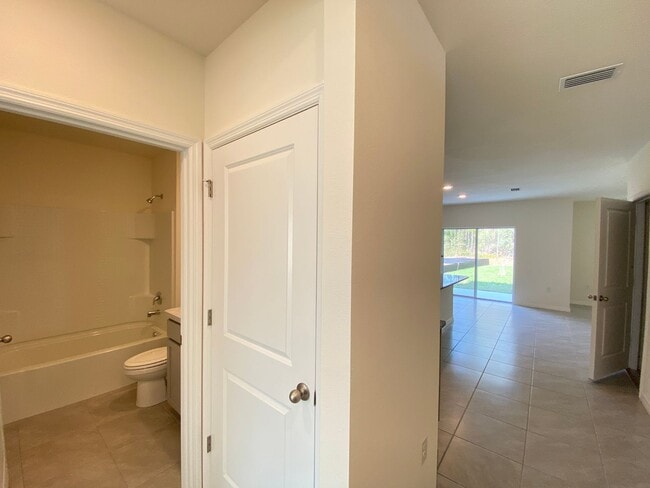 Building Photo - Desirable SE Ocala Subdivision - Lake Diamond-North - 4/3/2 *Available Soon* Won't Last!