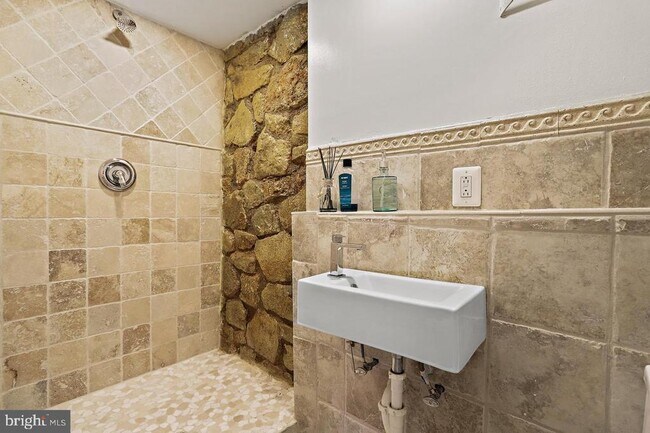 Building Photo - 2347 S Arlington Ridge Rd