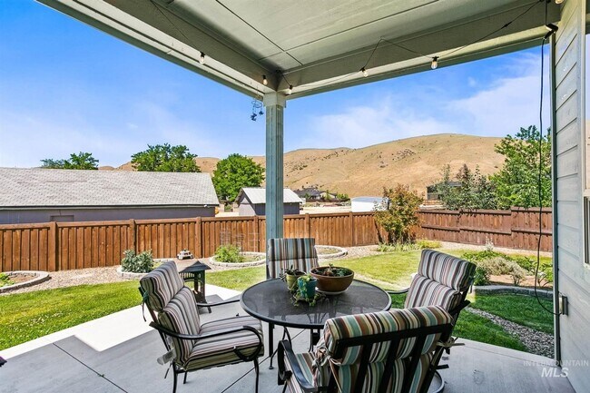 Building Photo - Stunning Modern Home Near NE Foothills | Mountain Views | Designer Finishes