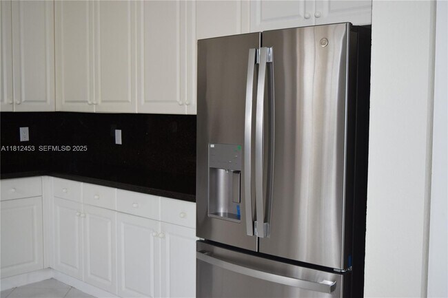 Building Photo - 991 Crestview Cir