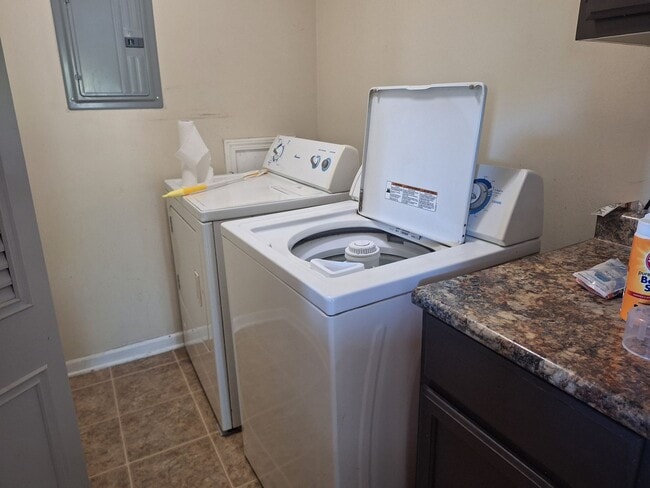 Building Photo - Brick 2 bedroom condo near the water