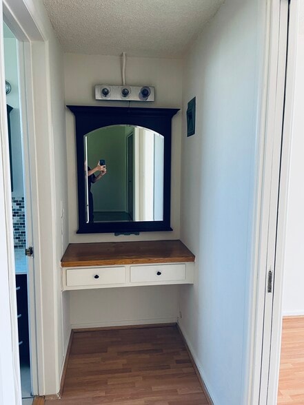 Vanity Table with Mirror - 219 N Buena Vista St