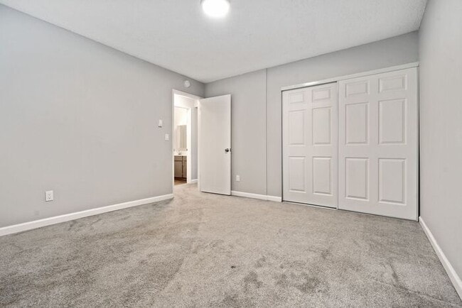 Building Photo - Spacious 2 bedroom apartment! $500 VISA GI...