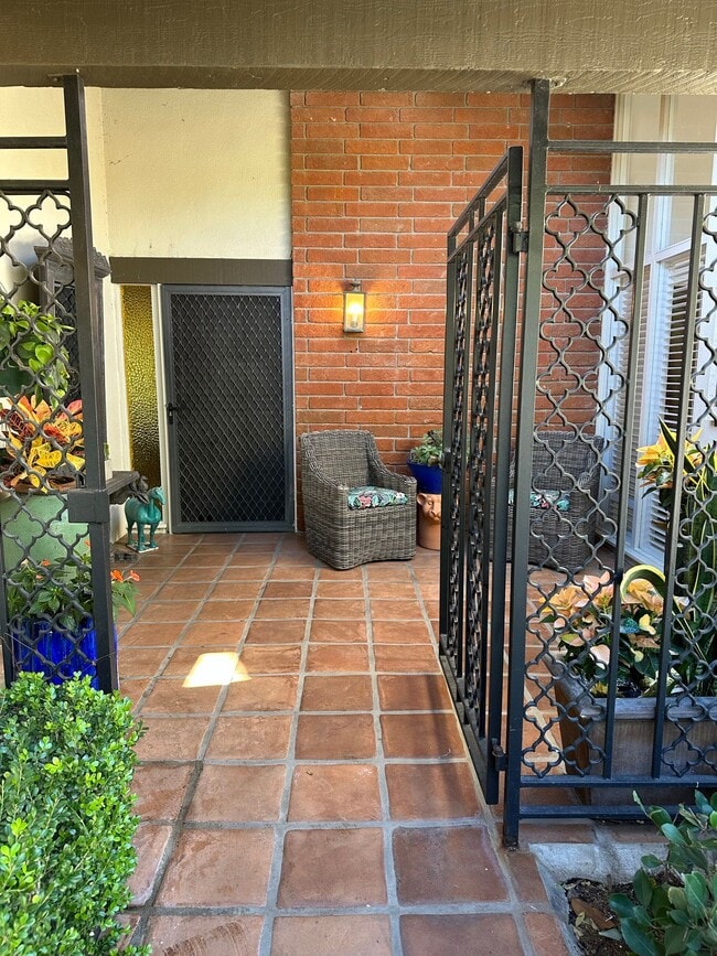 Building Photo - 303 Esplanade