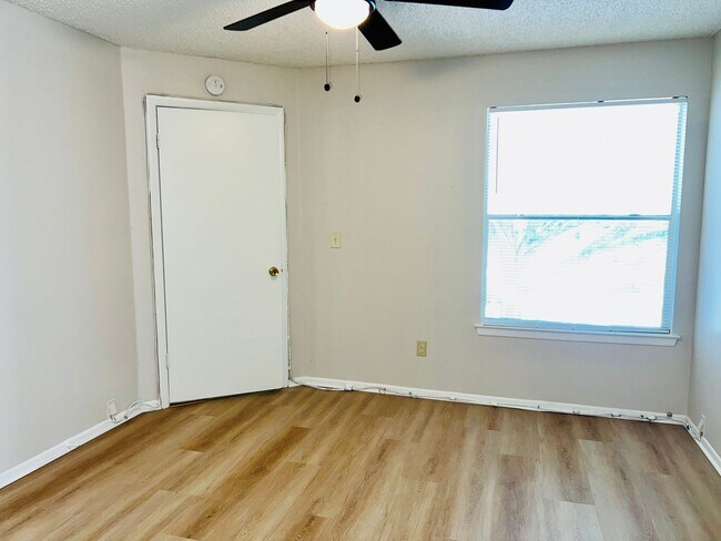 Building Photo - 2585 Grassy Point Dr