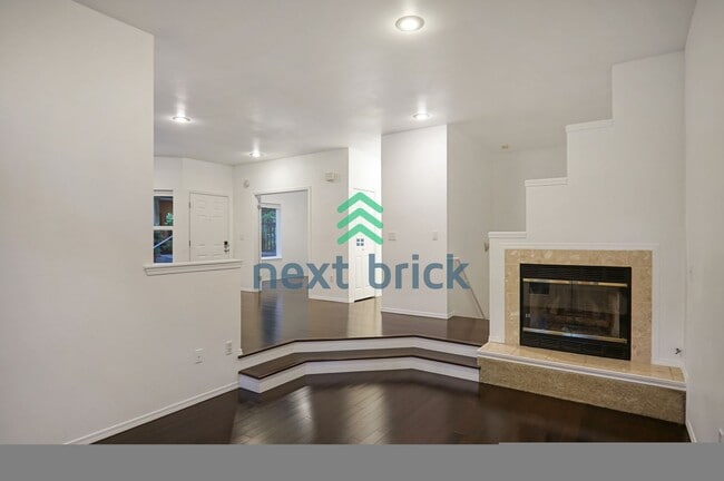 Building Photo - Beautiful home with 3 beds, 2.5 baths for ...