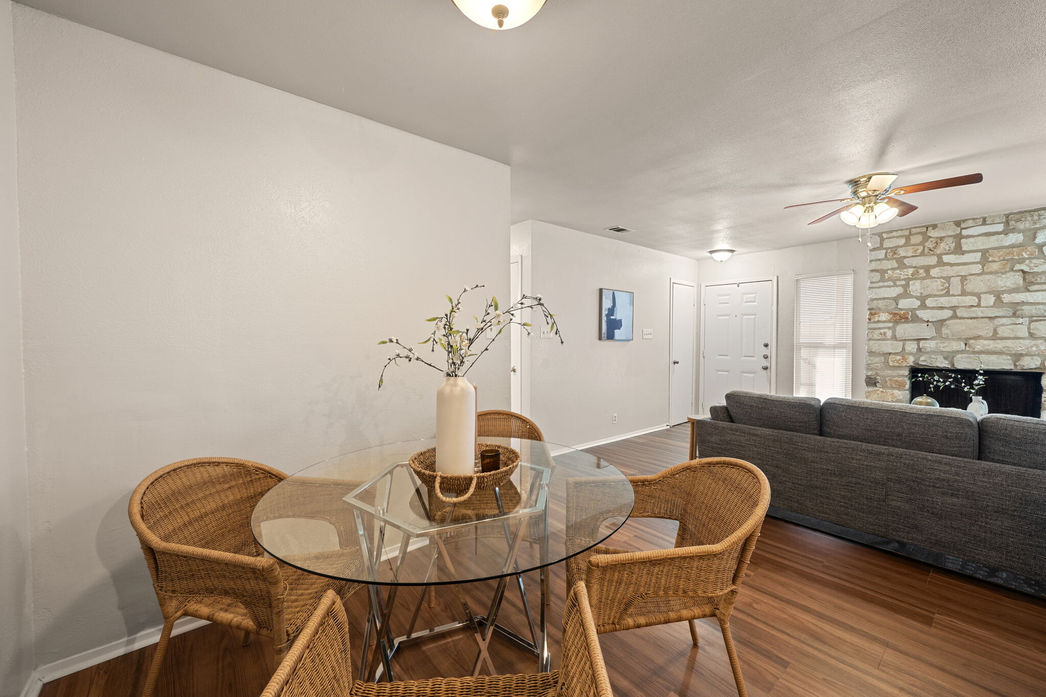 Building Photo - 703 Country Aire Dr