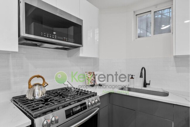Building Photo - Rare Renovated 3BR/2BA Townhouse with Private Yard & NYC Views