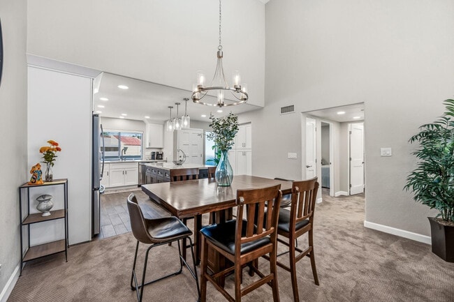 Building Photo - 7340 N Vía Camello Del Norte